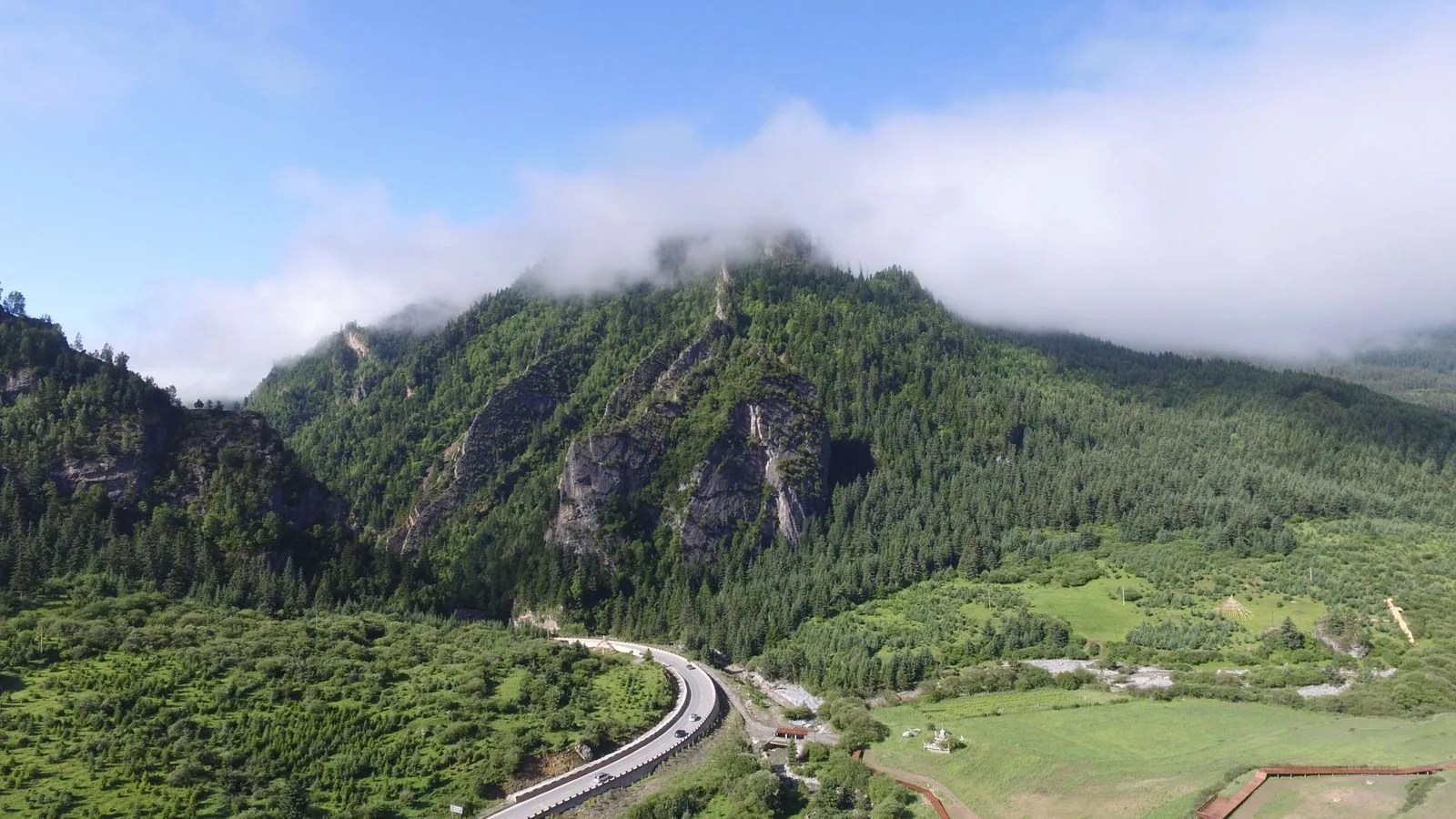 甘南青山间蜿蜒的公路