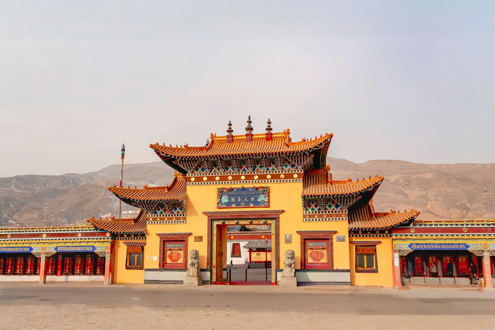拉卜楞寺彩绘建筑与远山
