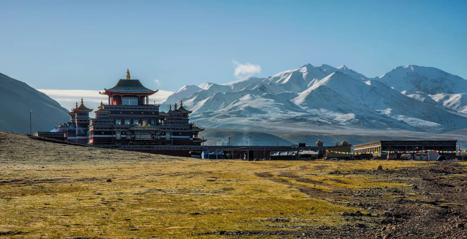 雪峰下寺院与旷野的高原参考景观