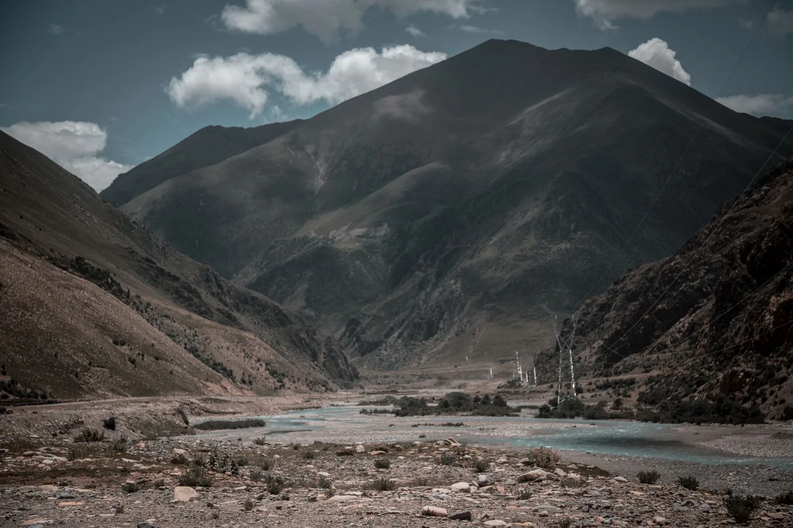 群山间河流穿过谷地的高原参考景观