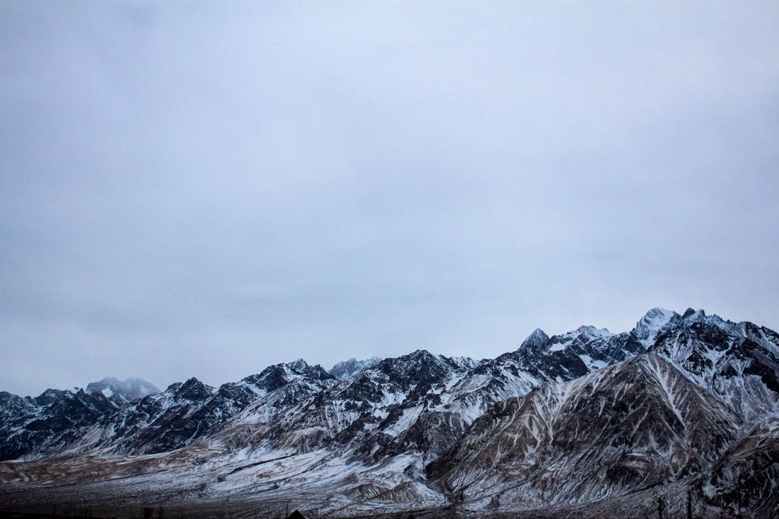 云雾中的中国雪山冬季参考景观