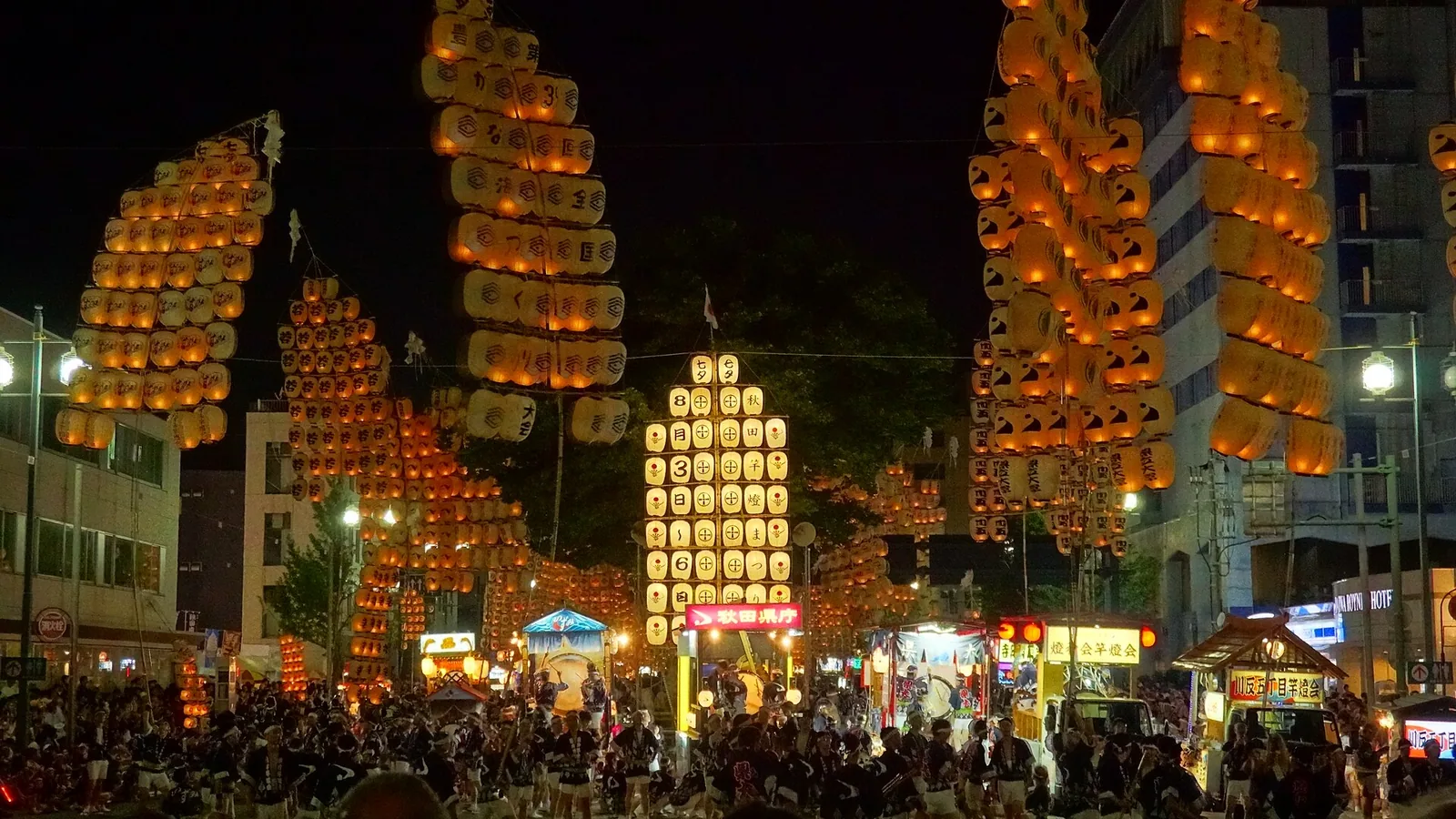 秋田竿燈夜里成排点亮的竿燈
