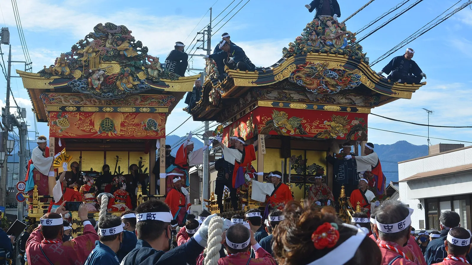 秩父夜祭宵宫白天并行的中町与上町山车