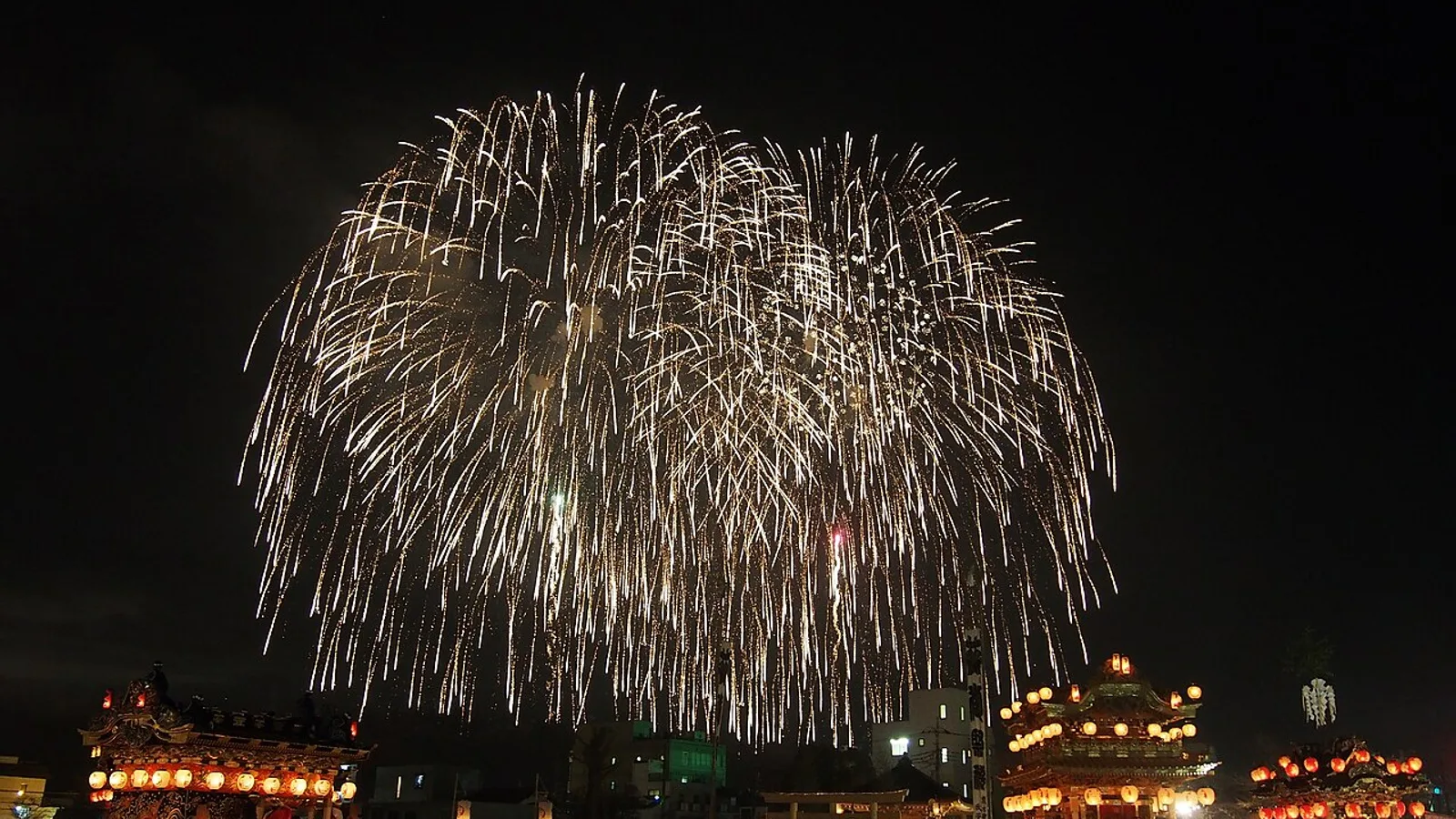秩父夜祭冬夜花火下并列的提灯山车