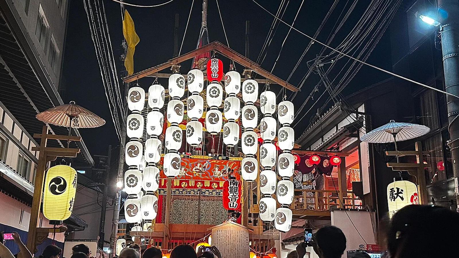 京都祇园祭宵山夜里挂满灯笼的山鉾
