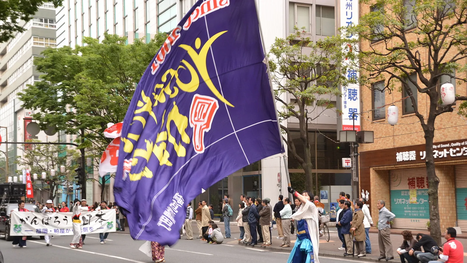 博多 Dontaku 游行中挥舞大旗的表演队伍