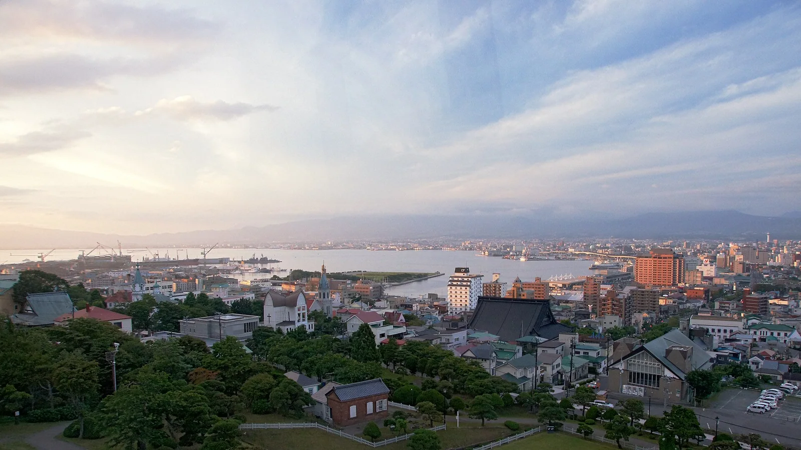 从函馆山麓眺望函馆港、城市街区与远处海面