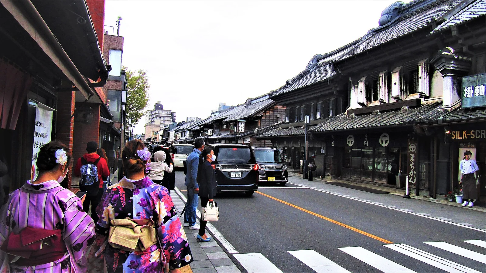 川越藏造街两侧的传统仓库式町屋与行人