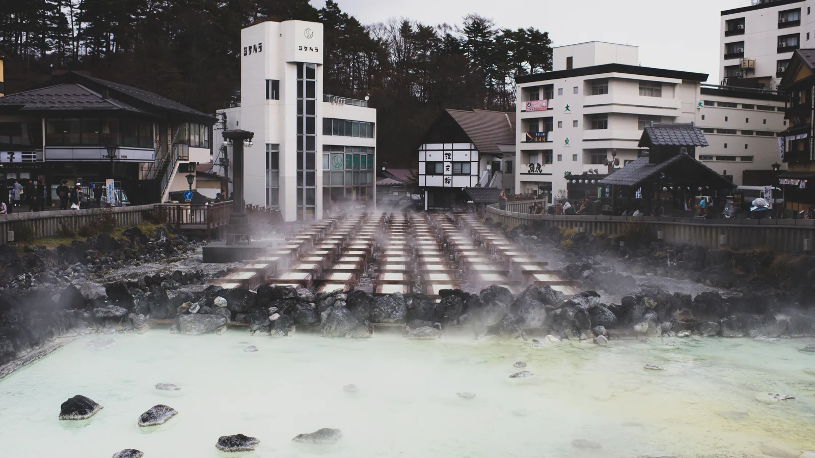 群马草津温泉汤畑升起蒸汽的参考画面