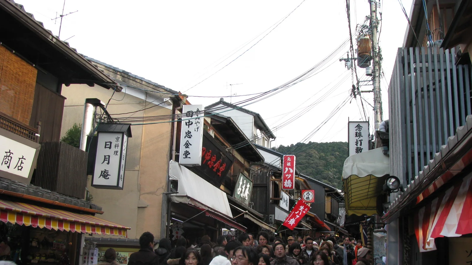 京都清水寺参道两侧的传统街屋与步行人群