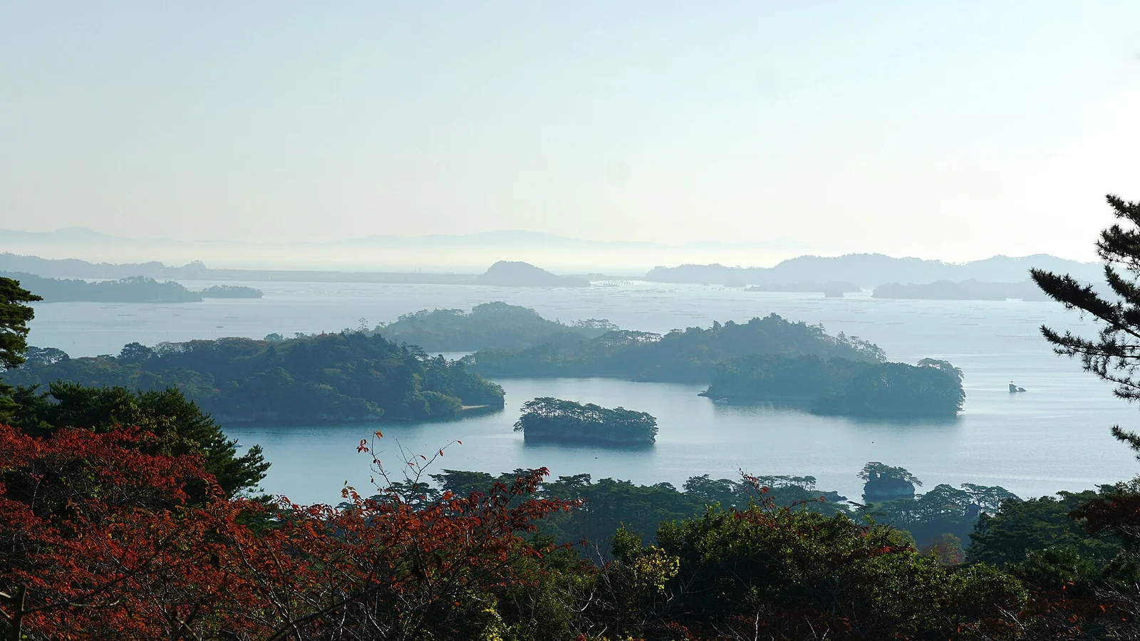 松岛湾海面与层层分布的松林岛屿