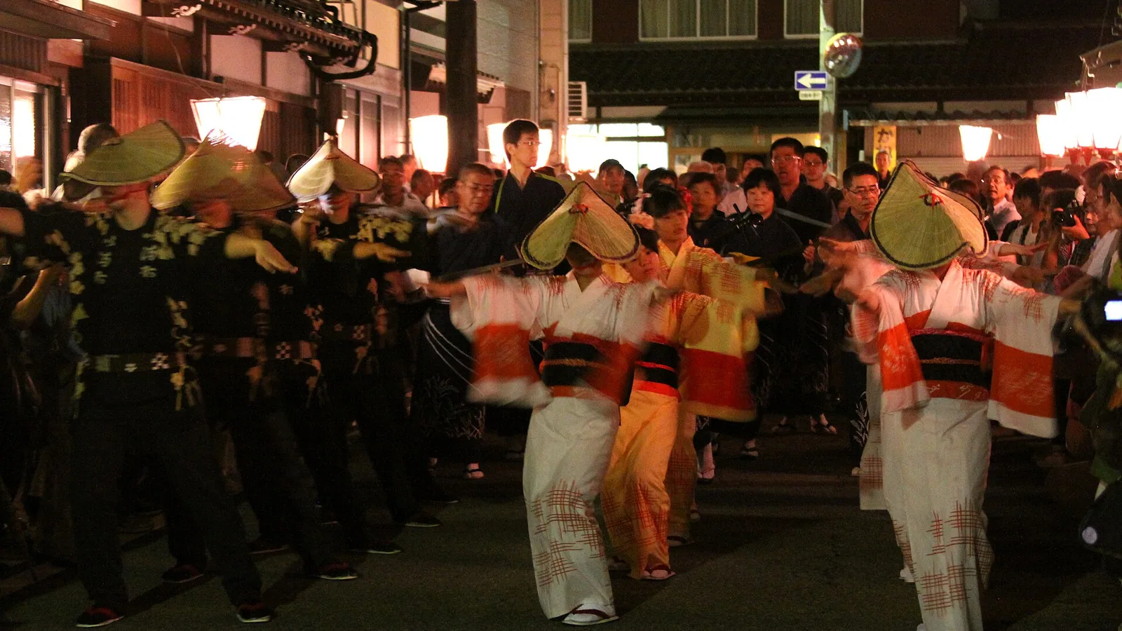 八尾风之盆夜里戴编笠行进的舞者