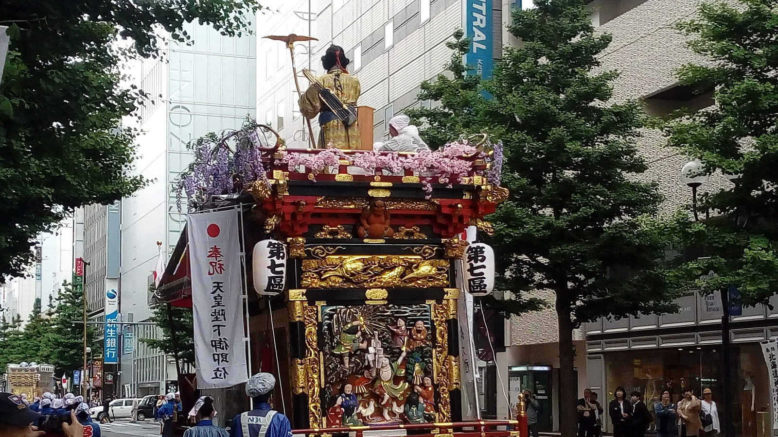 北海道神宫例祭中穿行札幌街头的祭礼山车