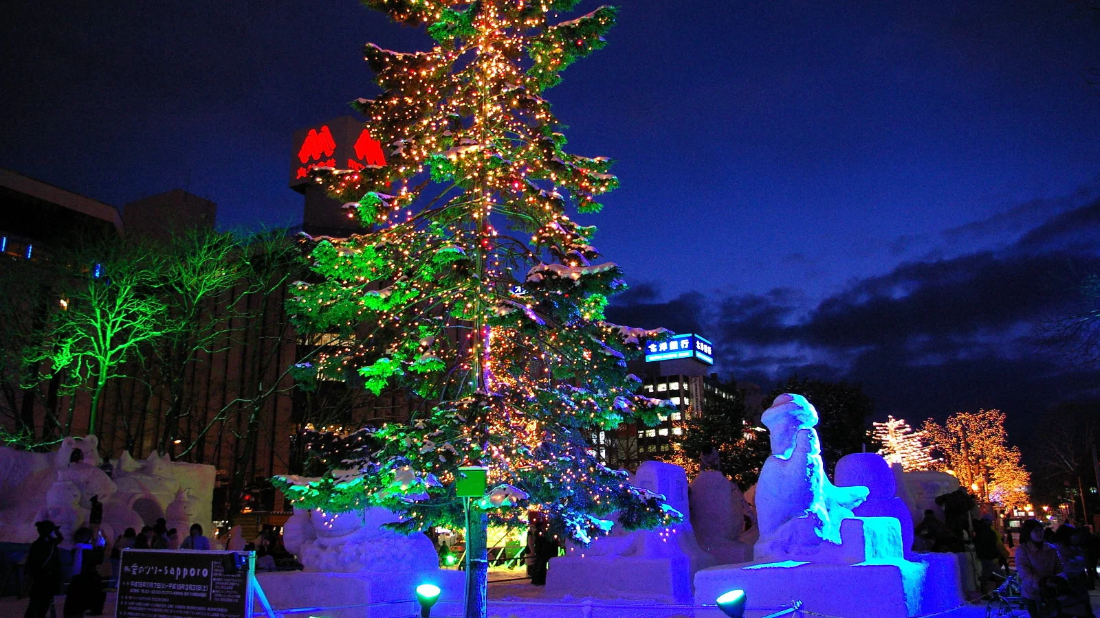 札幌雪祭夜间灯光下的雪雕与街景