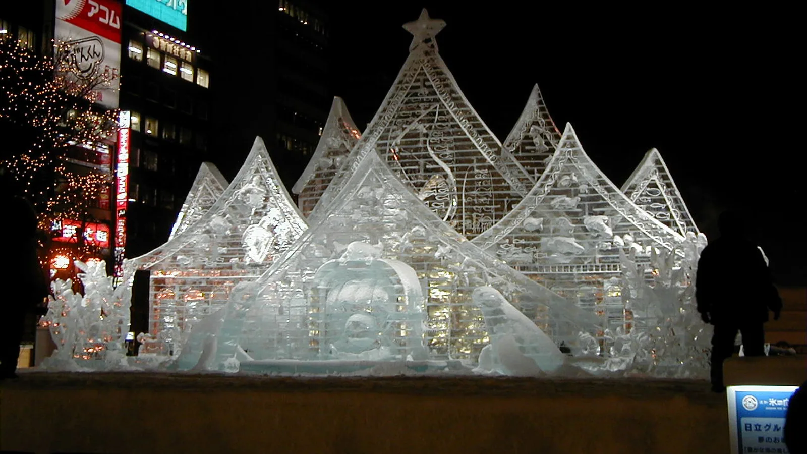 札幌雪祭夜间亮灯的冰雕建筑