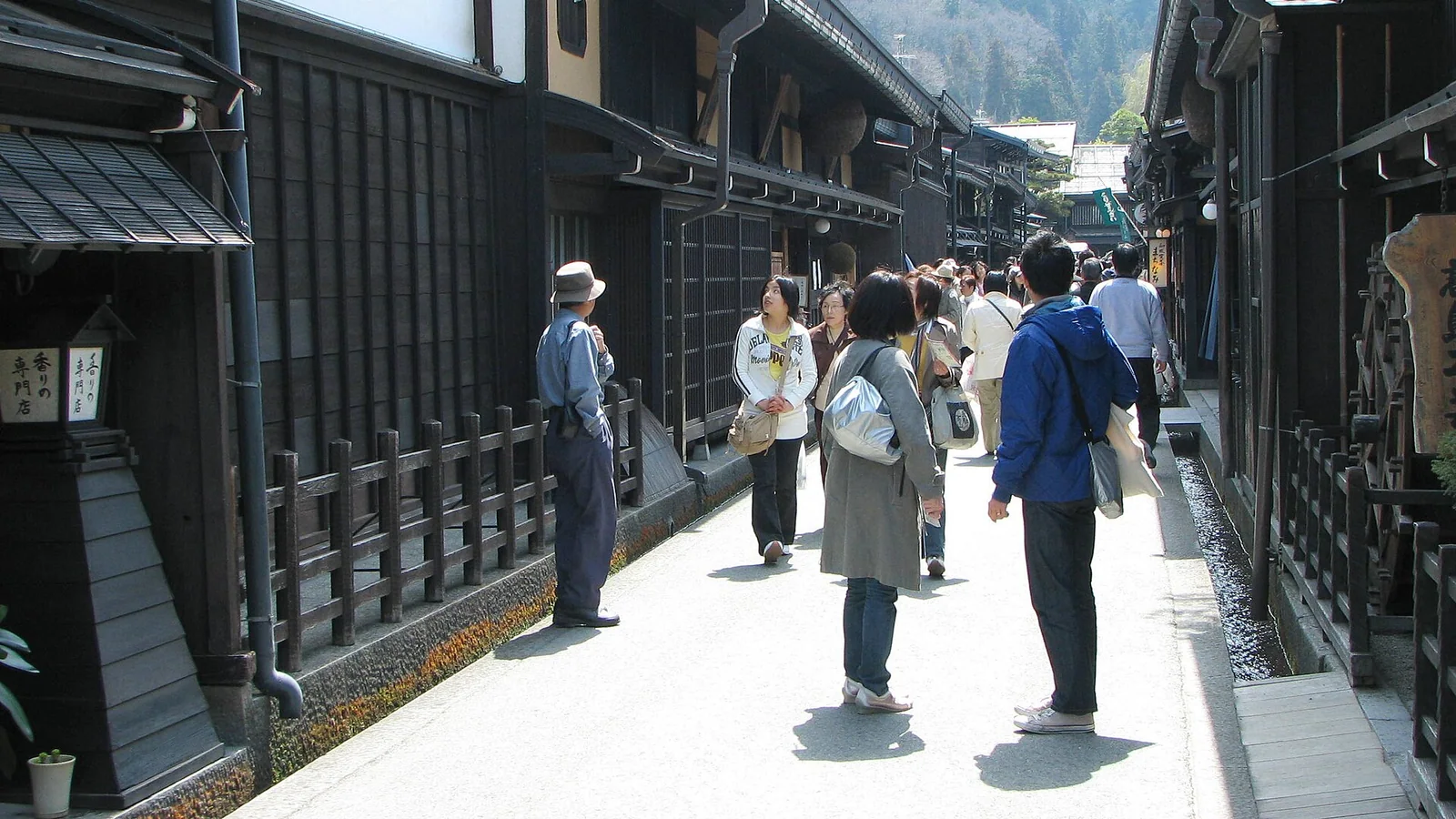 高山三町传统街区两侧的深色木造町家
