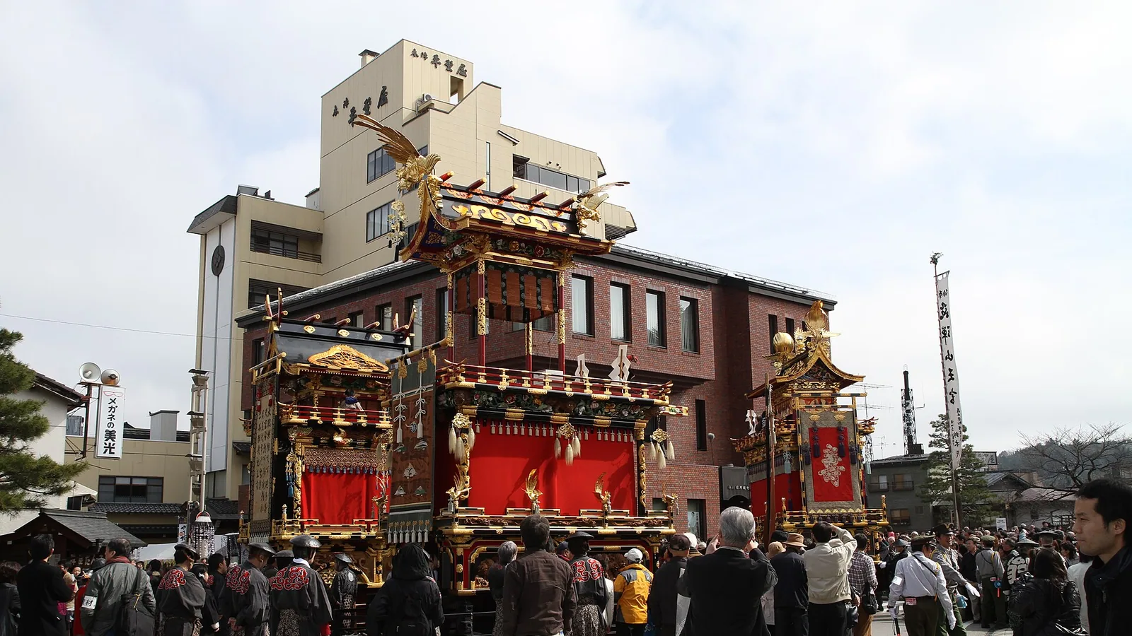 高山春祭中沿山城街道曳行的祭屋台