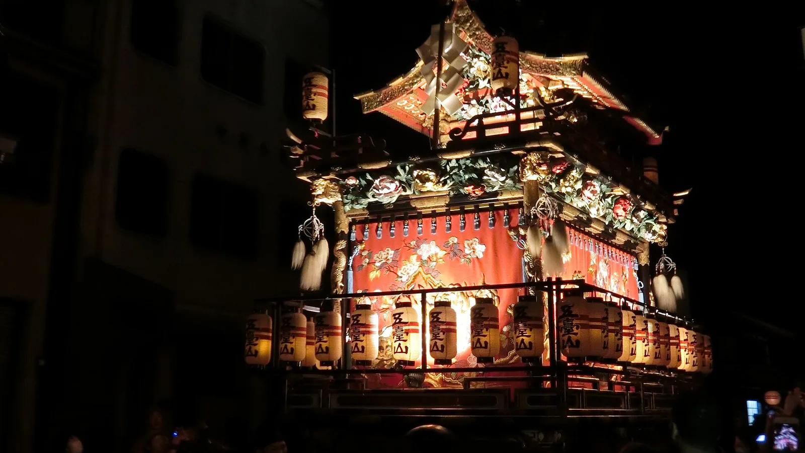 高山春祭夜祭中点亮提灯的祭屋台