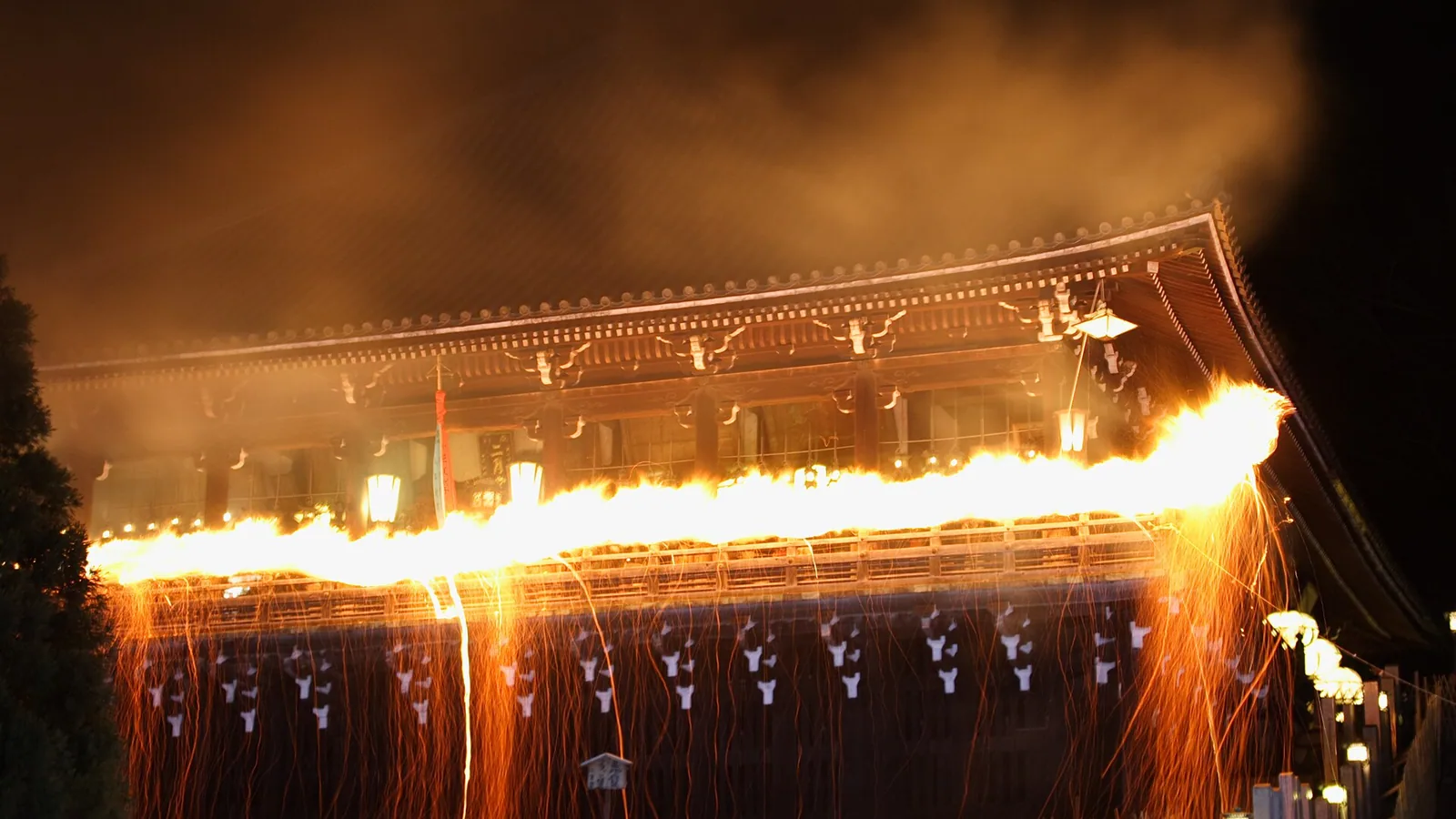 东大寺二月堂修二会夜间お松明火把