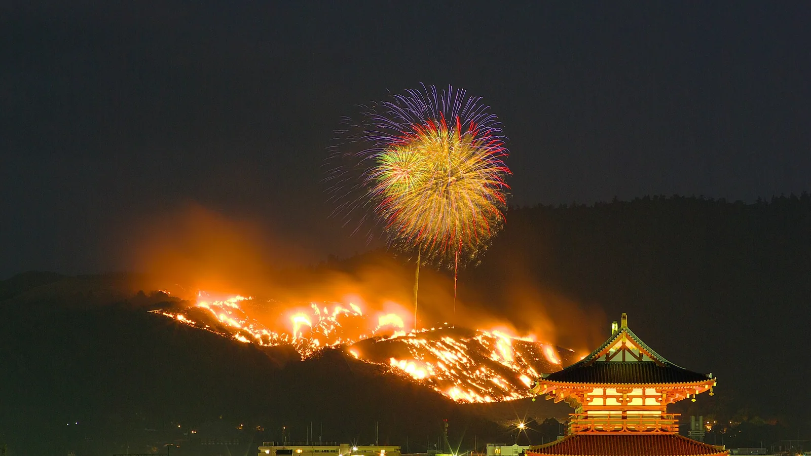 奈良若草山烧山时山坡火线与平城宫朱雀门夜景