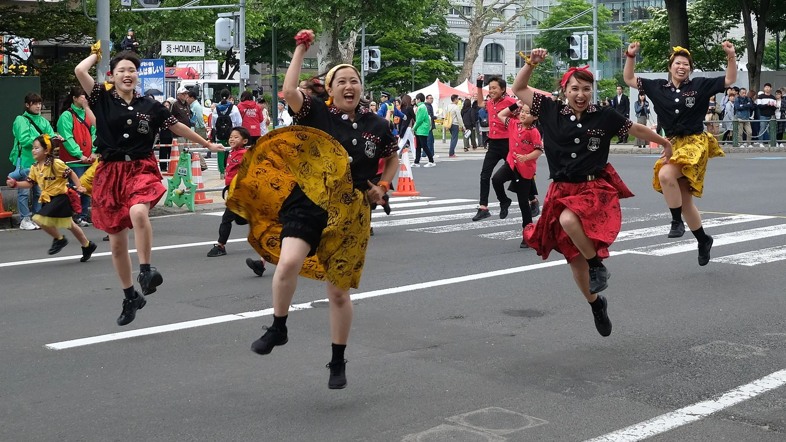 札幌大通公园 YOSAKOI Soran 舞者跃起演舞